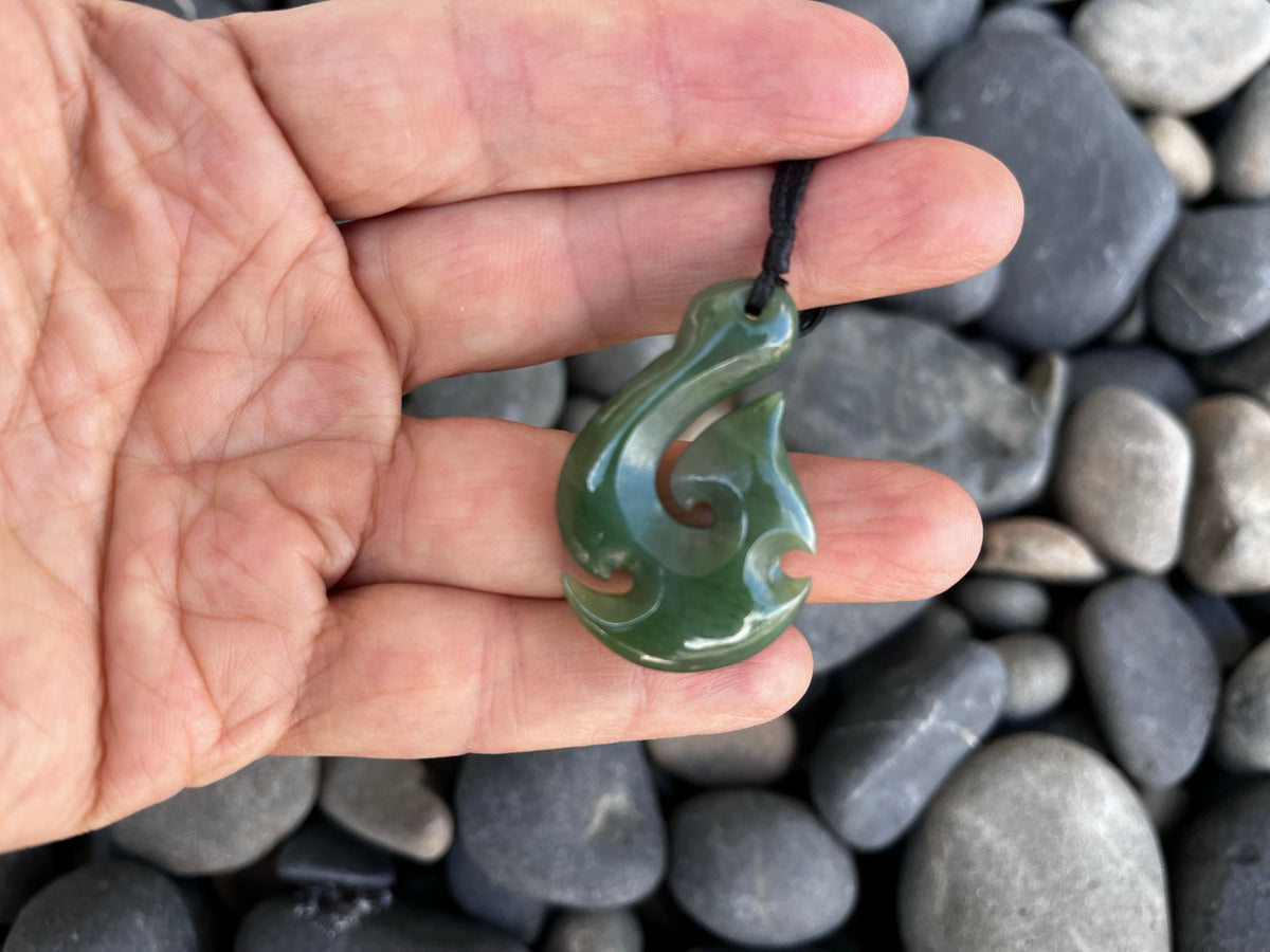 Greenstone Nephrite Jade Hei Matau Fish Hook Pendant TM07 – 40×26mm with Gift Box